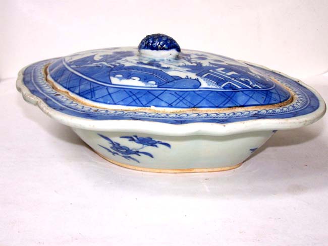 A Chinese Export Porcelain Canton Covered Vegetable Dish circa 1830